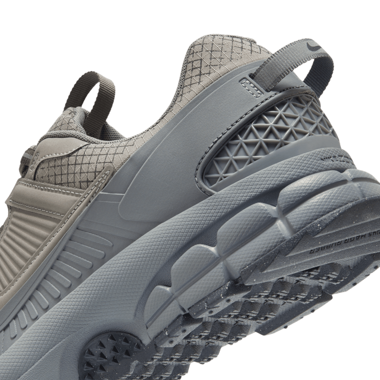 Nike Zoom Vomero 5 Roam Metallic Platinum Angle 10