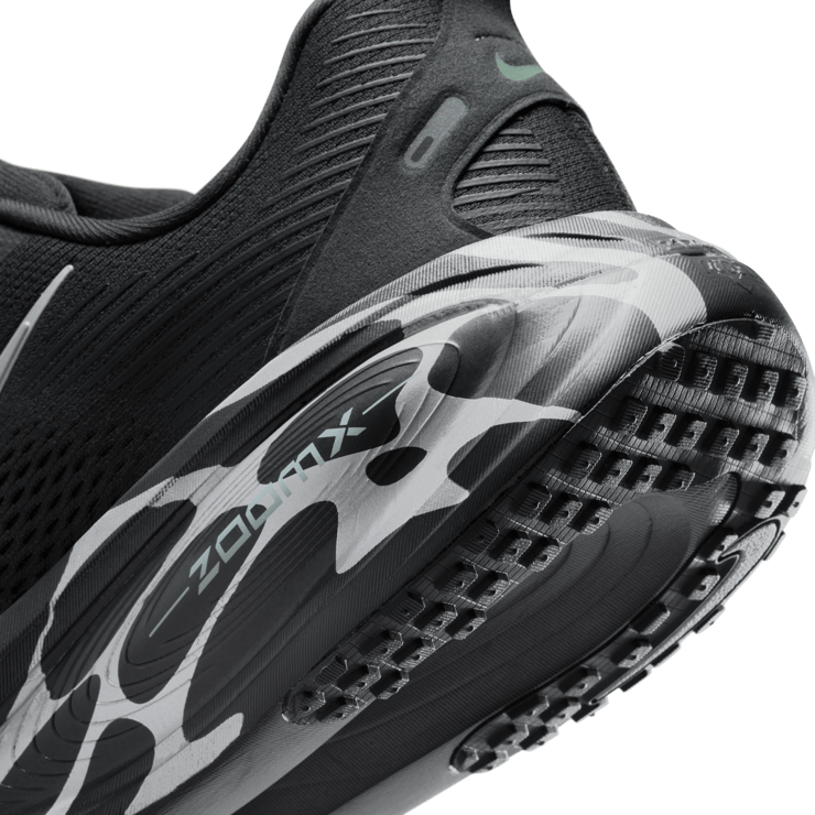 Nike Vomero 18 Anthracite Angle 7