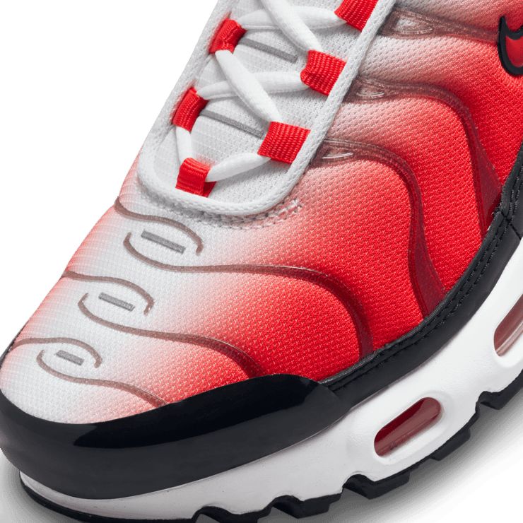 Nike Air Max Plus Fire (GS) Angle 4