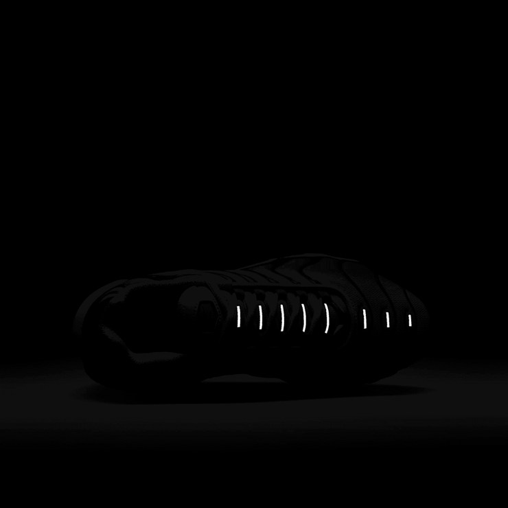 Nike Air Max Plus Fire (GS) Angle 6