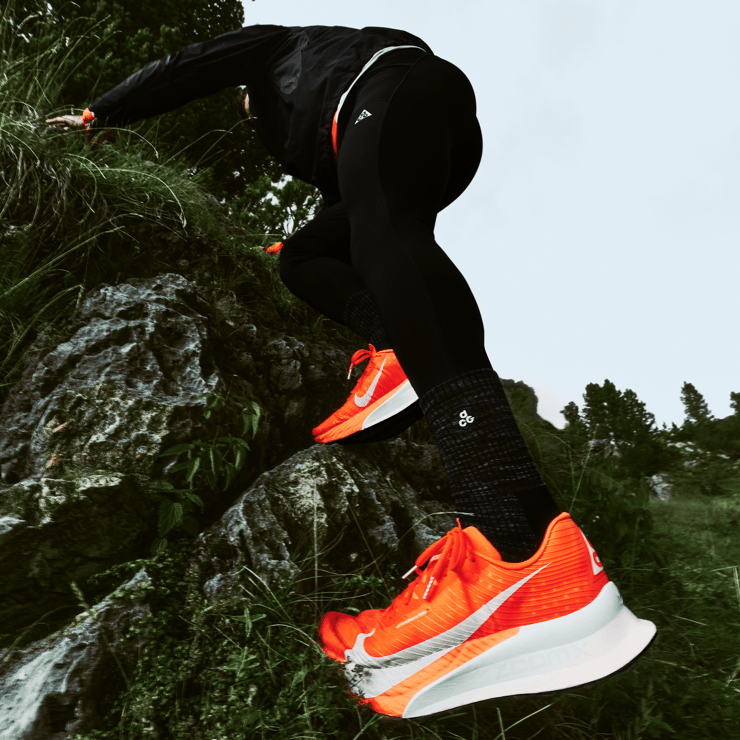 Nike ACG Ultrafly Trail Hyper Crimson Angle 6