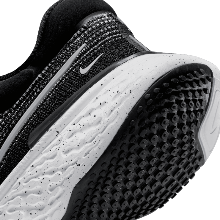 Nike ZoomX Invincible Run Flyknit Oreo Angle 5