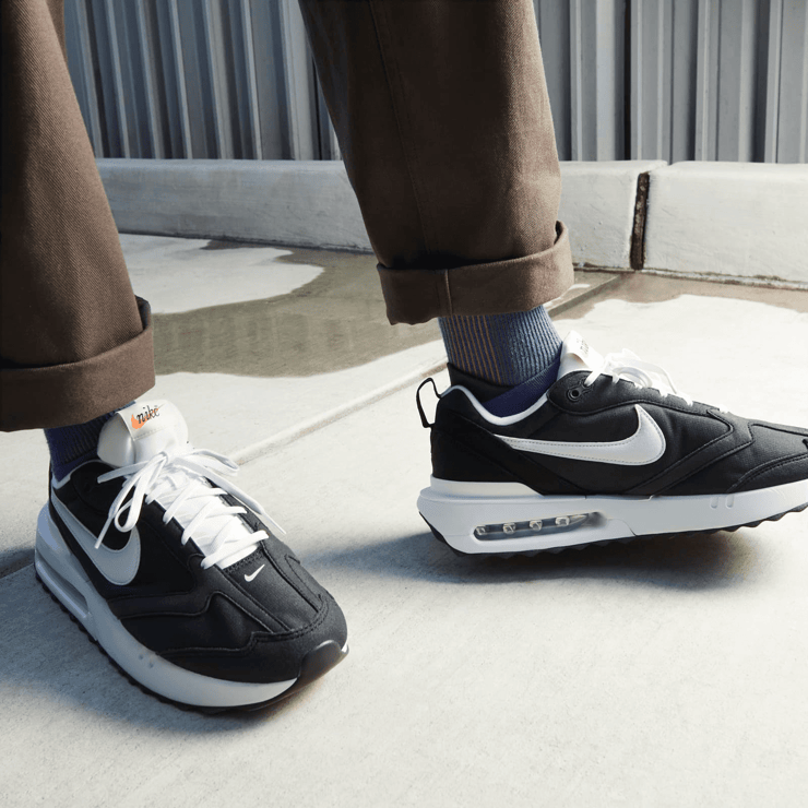 Nike Air Max Dawn Blak White Angle 0