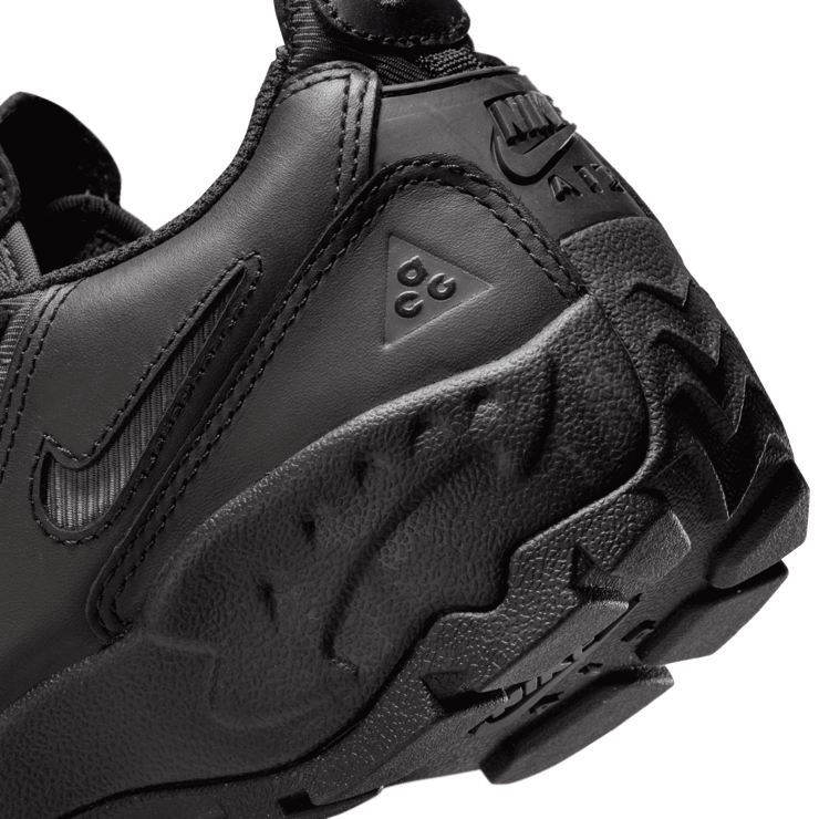 Nike ACG Air Mada Low Triple Black Angle 5