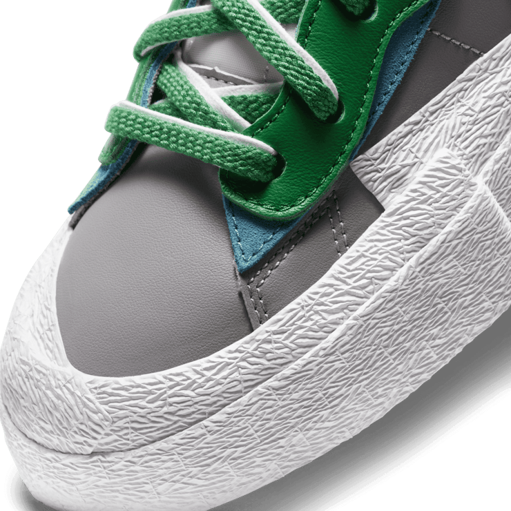 Nike Blazer Low sacai Medium Gray Classic Green Angle 4