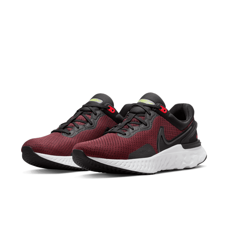 Nike React Miler 3 Black Sired Red Angle 2