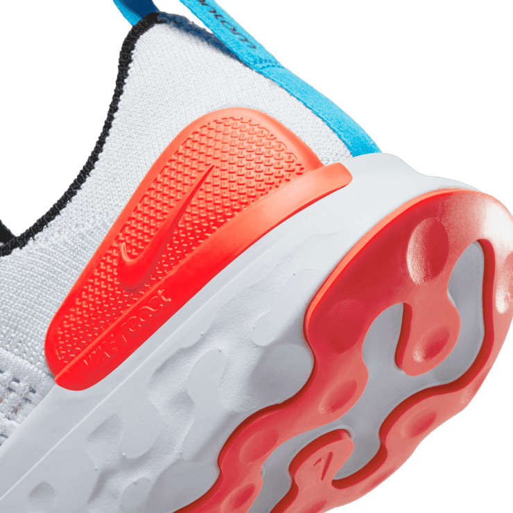 Nike React Phantom Run Flyknit 2 Football Grey Bright Crimson (W) Angle 5
