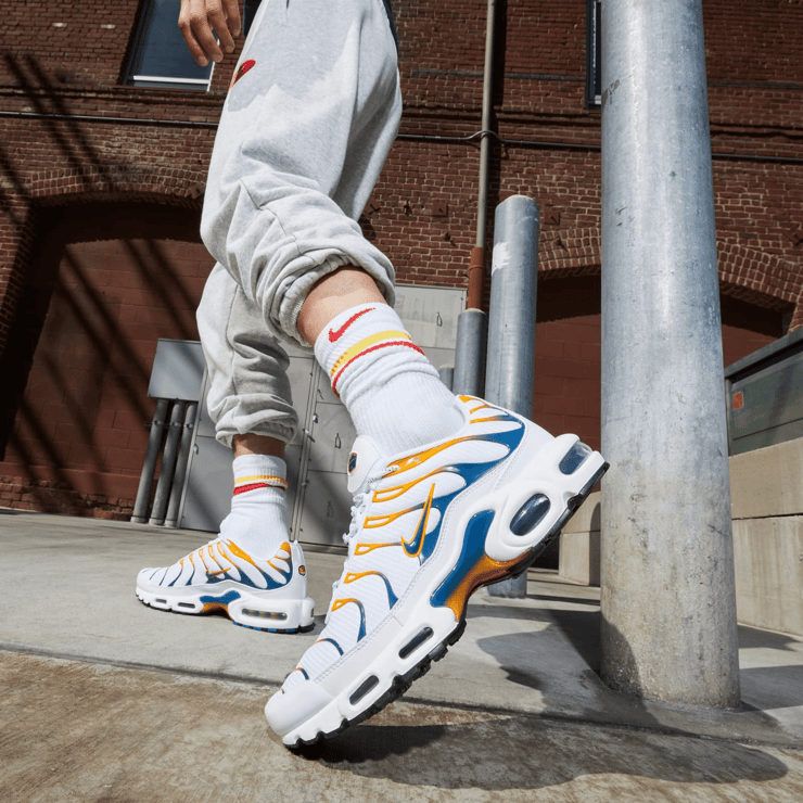 Nike Air Max Plus Hiking Carabiner White Kumquat Marina Angle 0