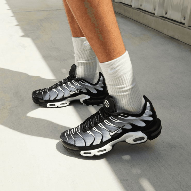 Nike Air Max Plus Black Silver White Angle 0