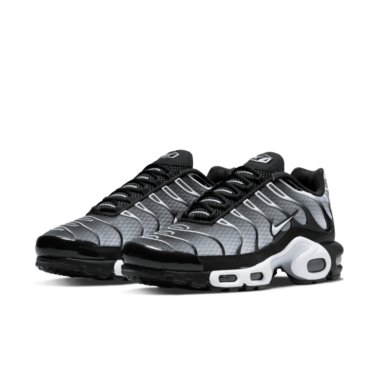 Nike Air Max Plus Black Silver White Angle 3