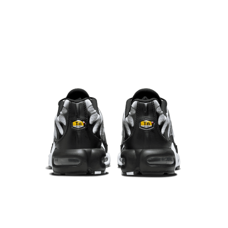 Nike Air Max Plus Black Silver White Angle 4