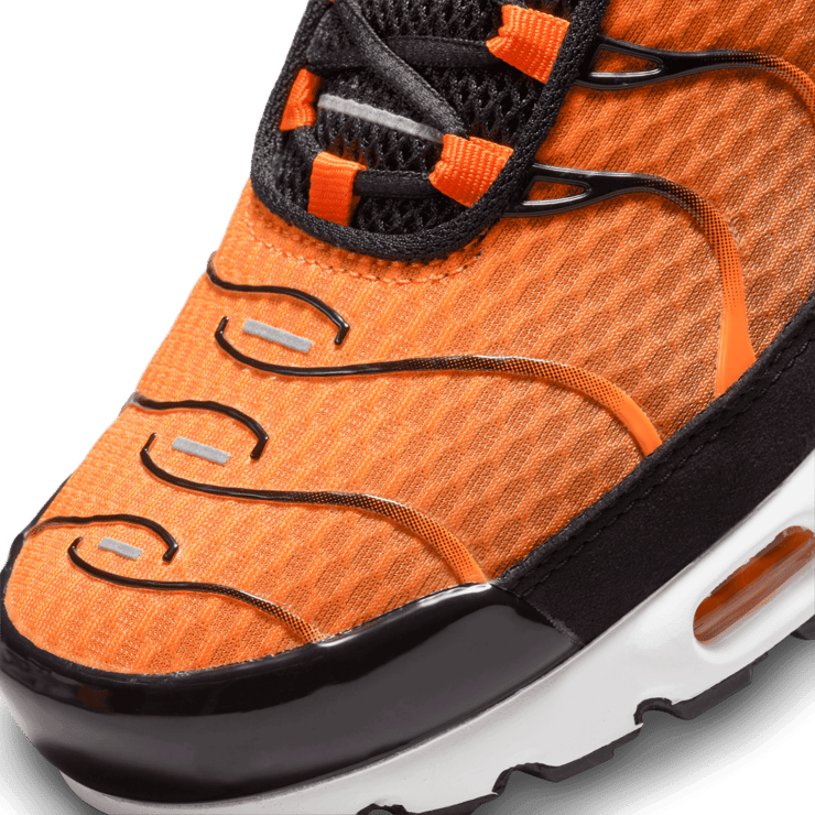 Nike Air Max Plus Safety Orange Black Angle 4