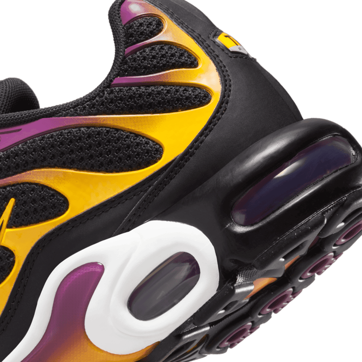 Nike Air Max Plus University Gold Viotech Purple Angle 5