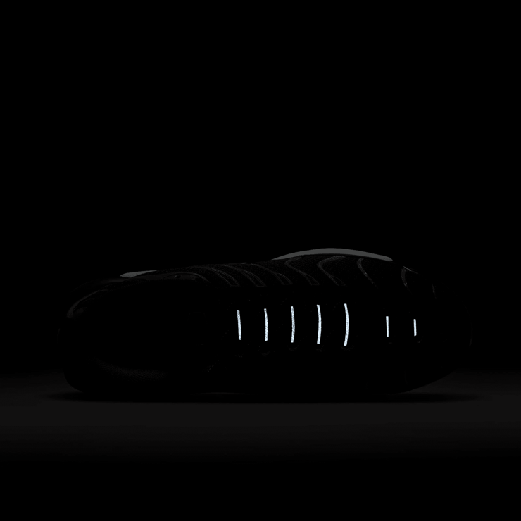 Nike Air Max Plus University Gold Viotech Purple Angle 6