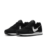 Nike Venture Runner Shoes Angle 2