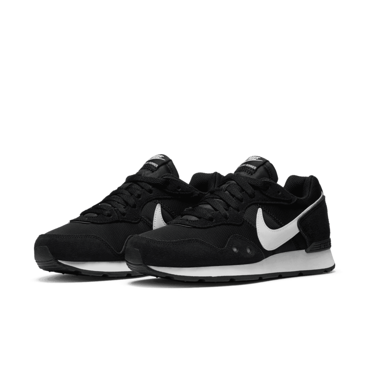 Nike Venture Runner Shoes Angle 2