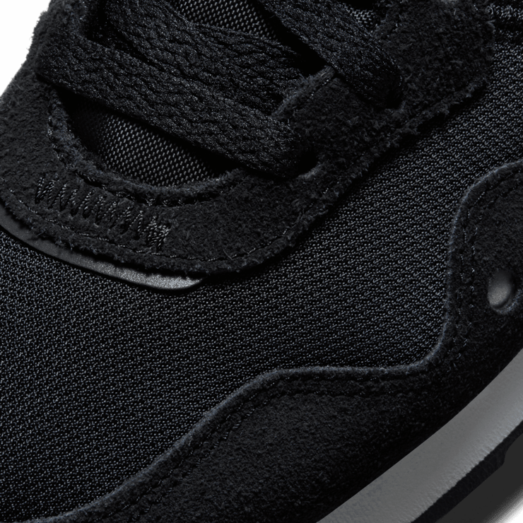 Nike Venture Runner Shoes Angle 4