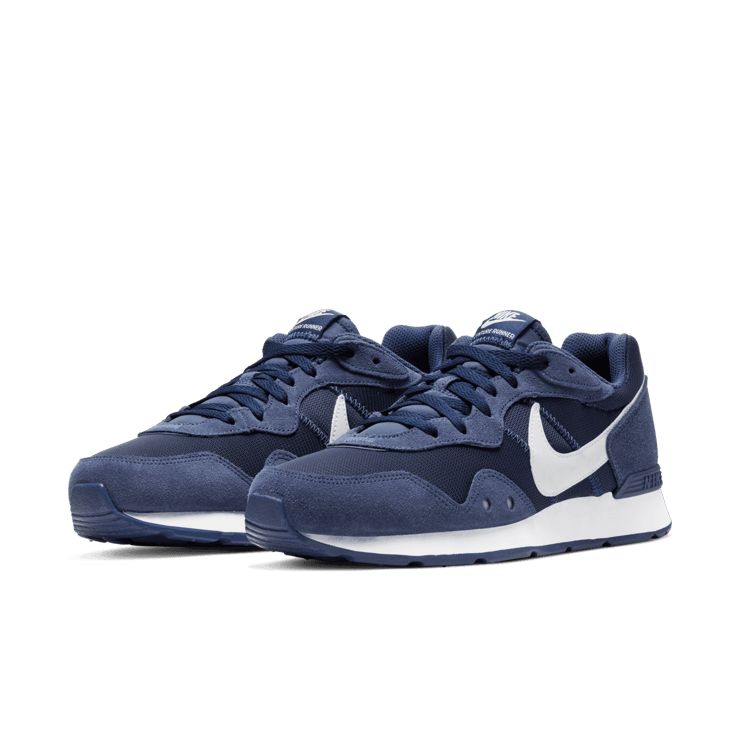 Nike Venture Runner Shoes Angle 2