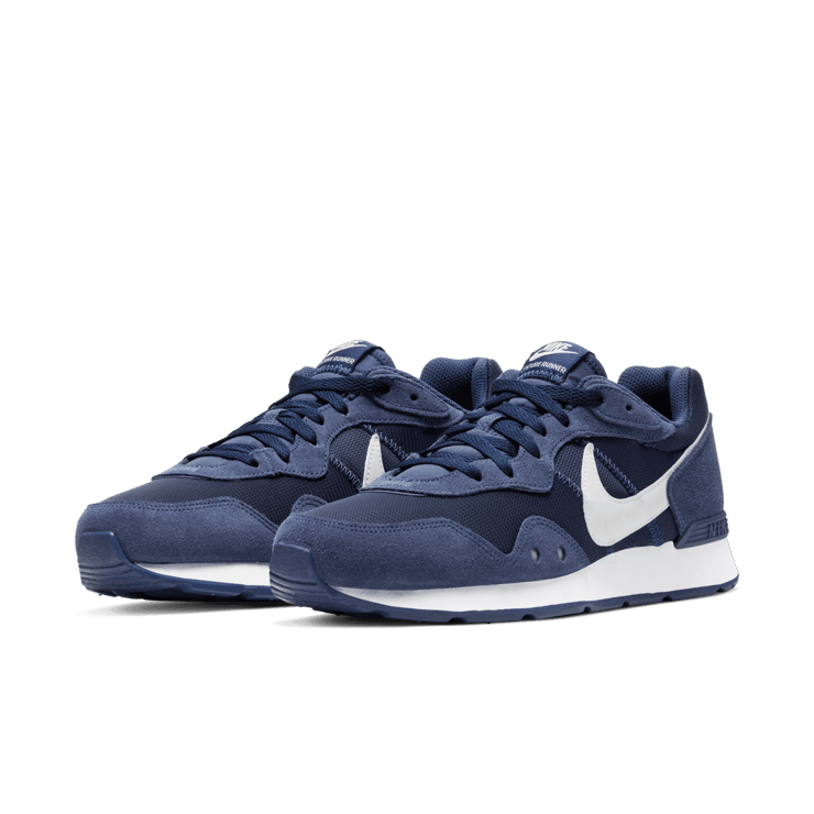Nike Venture Runner Shoes Angle 2