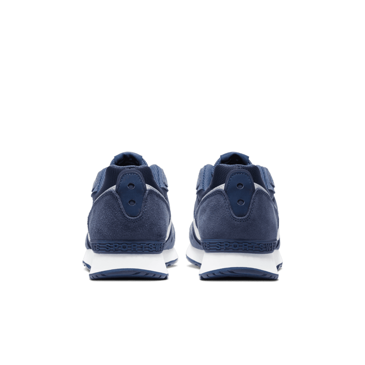 Nike Venture Runner Shoes Angle 3