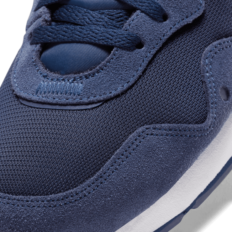 Nike Venture Runner Shoes Angle 4