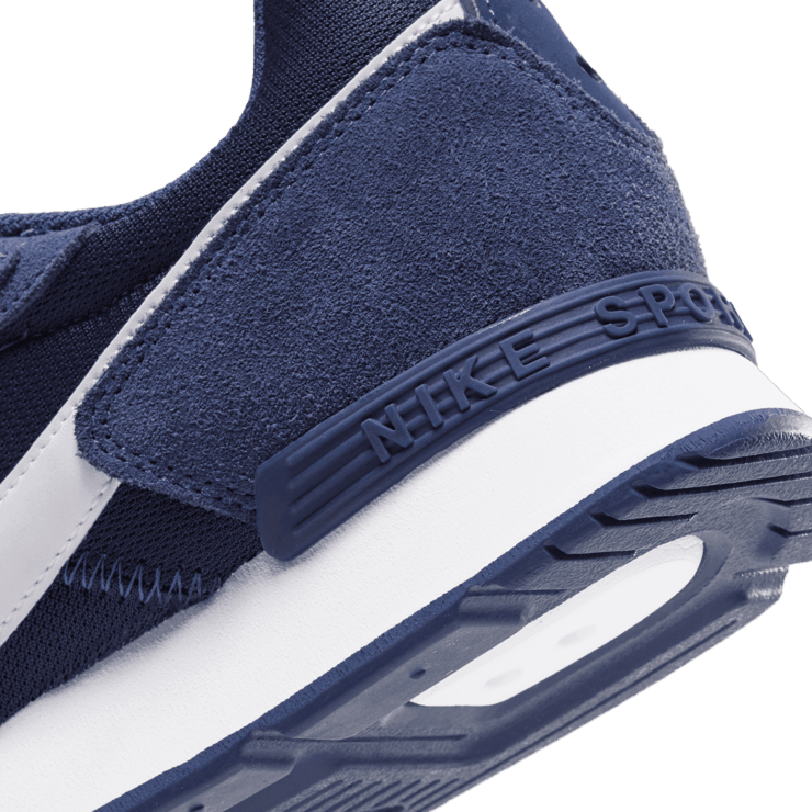Nike Venture Runner Shoes Angle 5