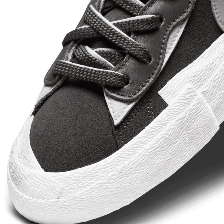 Nike Blazer Low sacai Iron Grey Angle 4