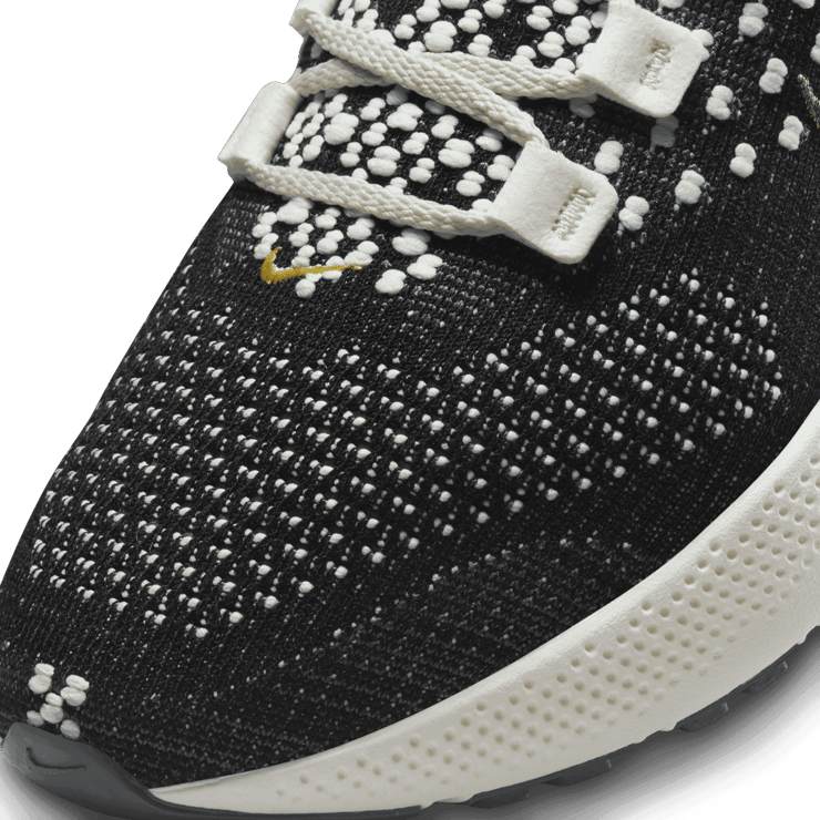 Nike Escape Run Flyknit Road Running Shoes Angle 4