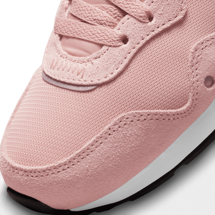 Nike Venture Runner Shoes Angle 4