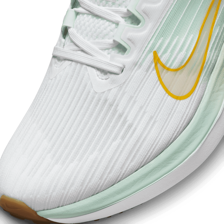 Nike Air Winflo 9 Road Running Shoes Angle 4