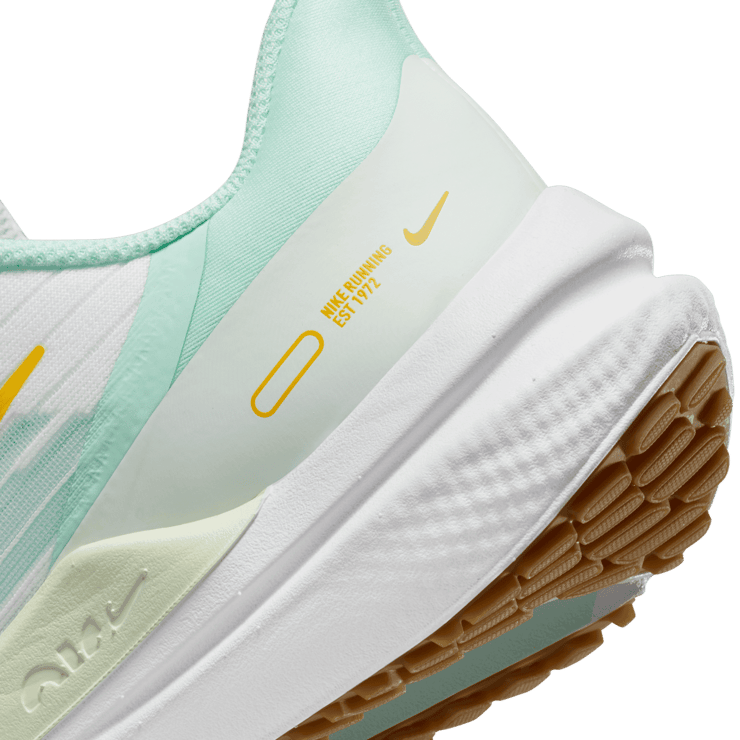 Nike Air Winflo 9 Road Running Shoes Angle 5