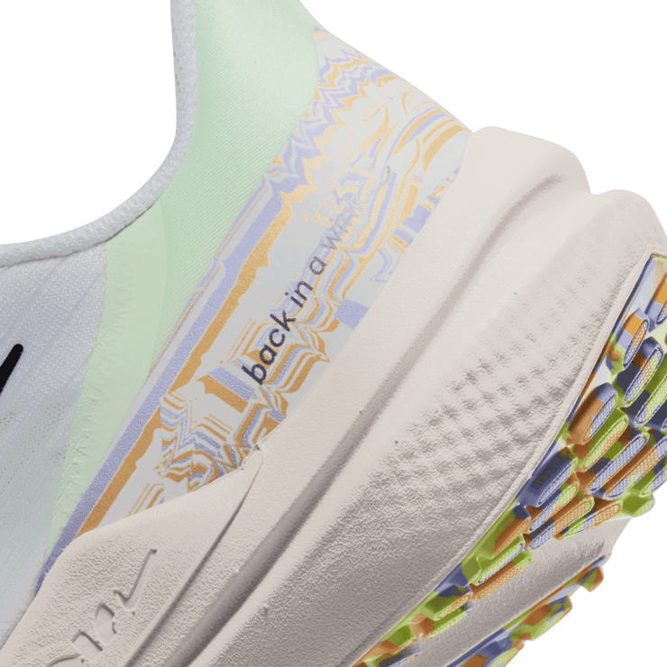 Nike Air Winflo 9 Premium Road Running Shoes Angle 5