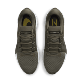 Nike Air Zoom Vomero 16 (Green) Angle 1