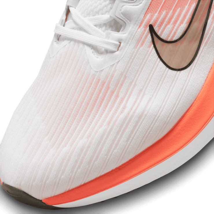 Nike Winflo 9 Road Running Shoes Angle 4