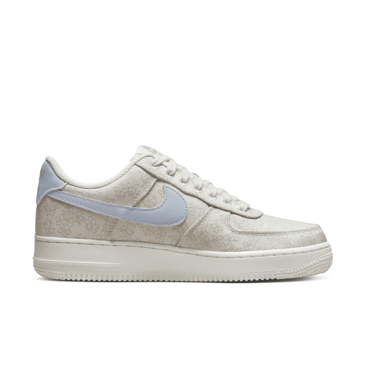 Nike Air Force 1 '07 SE Shoes Angle 1