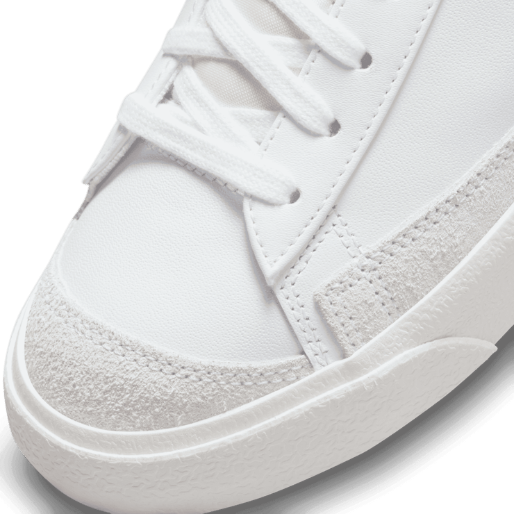 Nike Blazer Mid '77 Shoes Angle 4