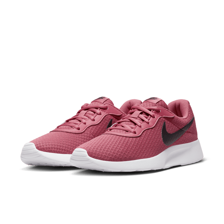 Nike Tanjun Shoes Angle 2