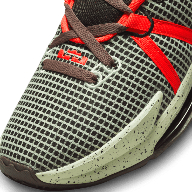 Nike LeBron Witness 7 Basketball Shoes Angle 4