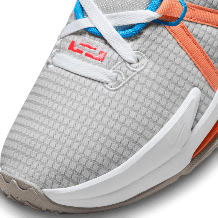 Nike LeBron Witness 7 Basketball Shoes Angle 4