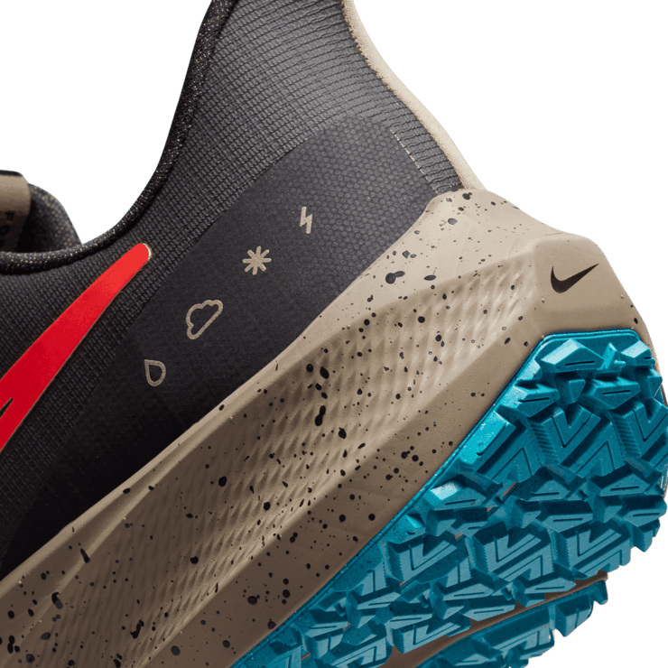 Nike Air Zoom Pegasus 39 Shield Weatherized Road Running Shoes Angle 5
