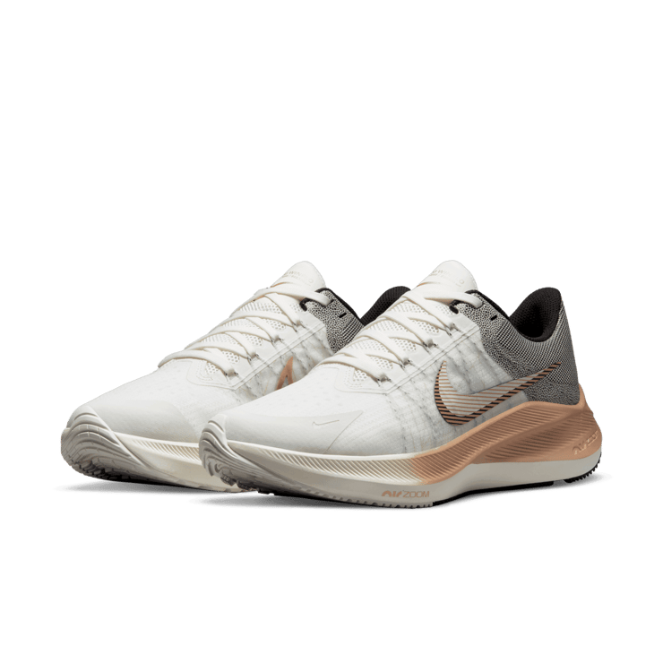 Nike Winflo 8 Premium Road Running Shoes Angle 2
