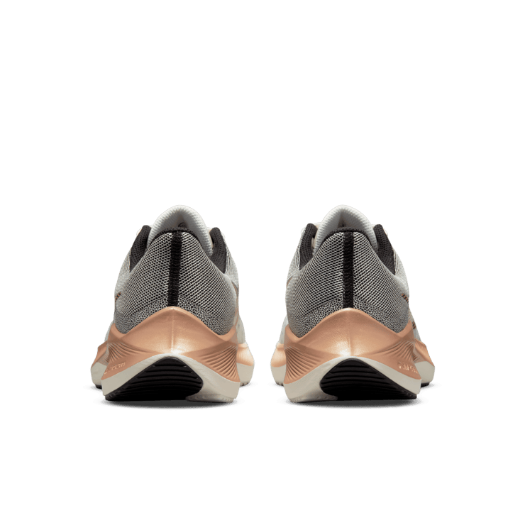 Nike Winflo 8 Premium Road Running Shoes Angle 3