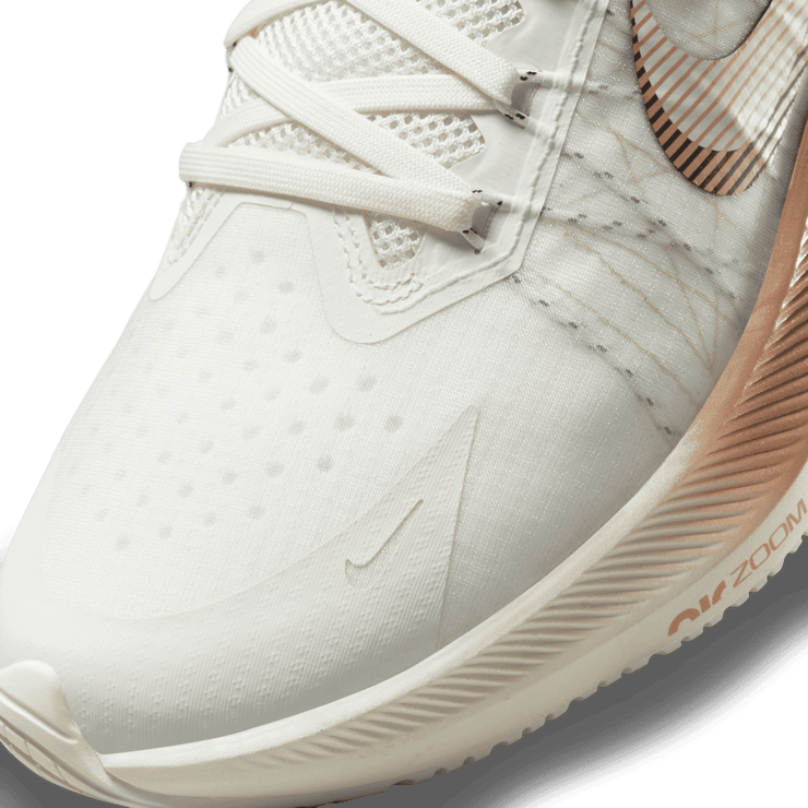 Nike Winflo 8 Premium Road Running Shoes Angle 4
