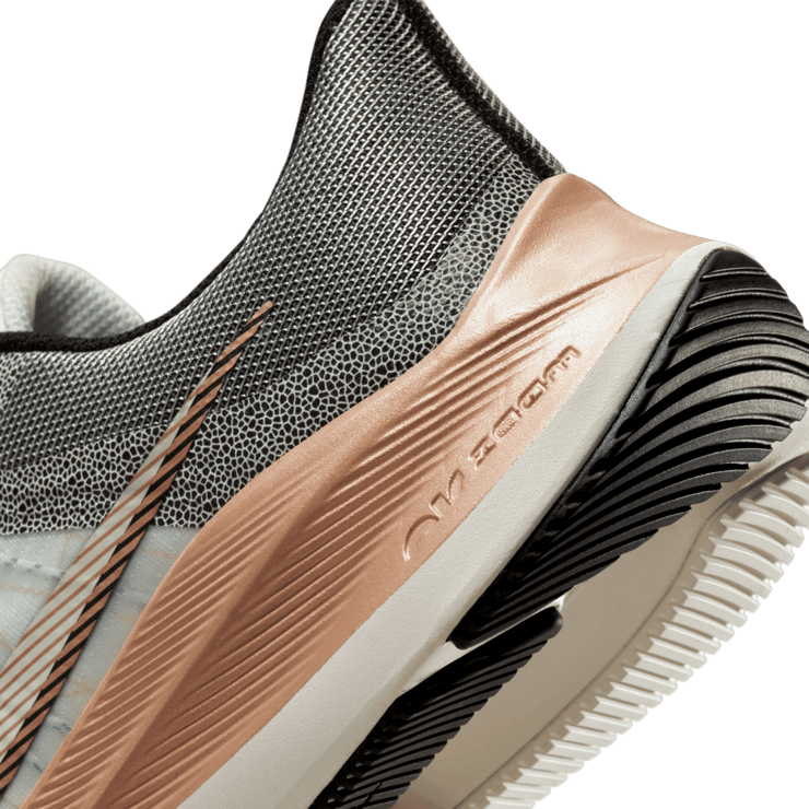 Nike Winflo 8 Premium Road Running Shoes Angle 5