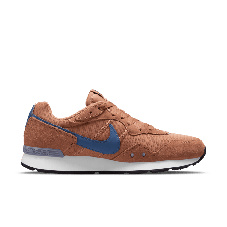 Nike Venture Runner Shoes Angle 1