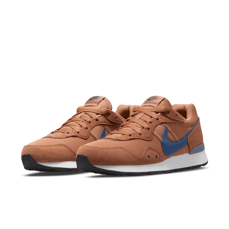 Nike Venture Runner Shoes Angle 2