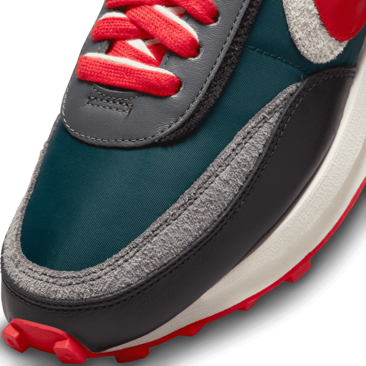 Nike LD Waffle sacai Undercover University Red Angle 4