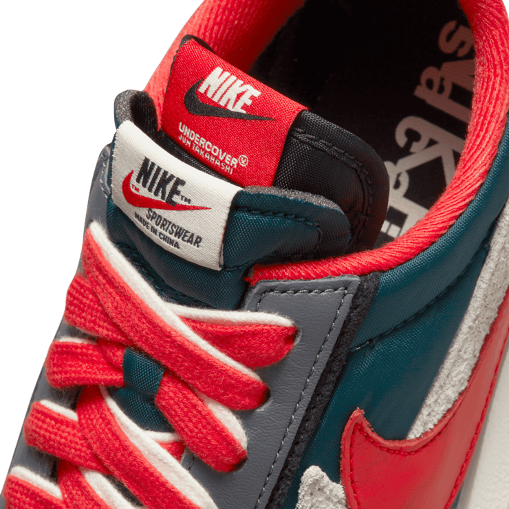 Nike LD Waffle sacai Undercover University Red Angle 6