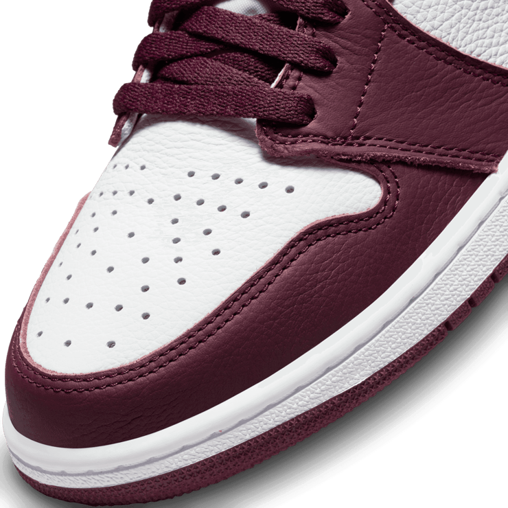 Jordan 1 Retro High OG Bordeaux Angle 4