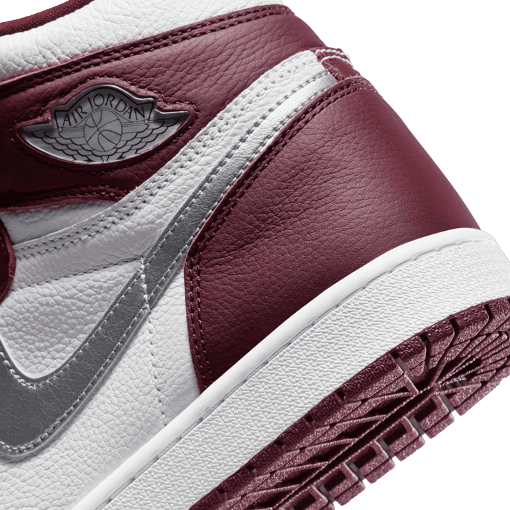 Jordan 1 Retro High OG Bordeaux Angle 5